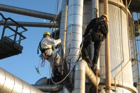 Rope access trainee outside with instructor on pipe