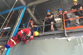 Students observing rope access technician and working on SPRAT certification